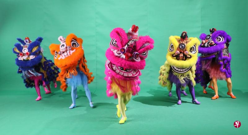 原本计划在明年妆艺大游行中用踢踏舞呈现“舞狮”表演的年轻女舞蹈员们决定退出,主办方人民协会也将把踢踏舞环节从节目中抽出。(档案照) 原本计划在明年妆艺大游行中用踢踏舞呈现“舞狮”表演的年轻女舞蹈员们决定退出,主办方人民协会也将把踢踏舞环节从节目中抽出。(档案照)