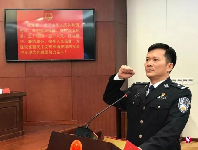 有消息指福建省莆田市副市长、公安局局长陈枫已经来港,出掌中联办警联部。图为陈枫2018年宣誓就任莆田市副市长兼公安局长。(互联网) 有消息指福建省莆田市副市长、公安局局长陈枫已经来港,出掌中联办警联部。图为陈枫2018年宣誓就任莆田市副市长兼公安局长。(互联网)