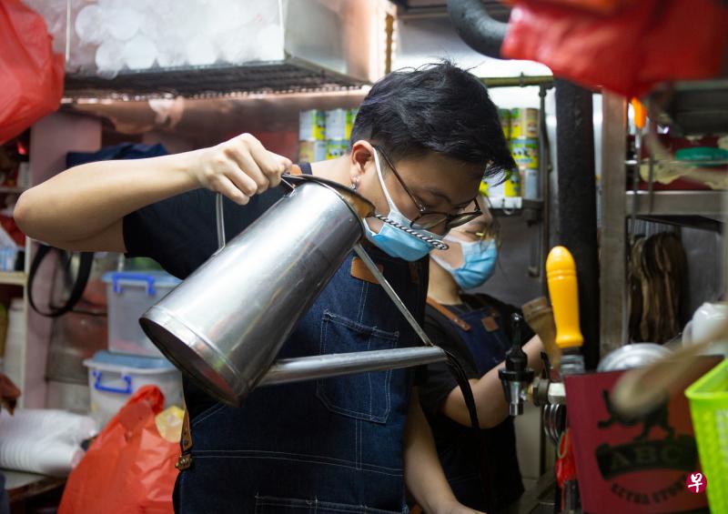 正式接手“BNR咖啡·茶”已经有三年的郑伟良认为,泡制一杯南洋咖啡具有挑战性。(王新宇摄) 正式接手“BNR咖啡·茶”已经有三年的郑伟良认为,泡制一杯南洋咖啡具有挑战性。(王新宇摄)
