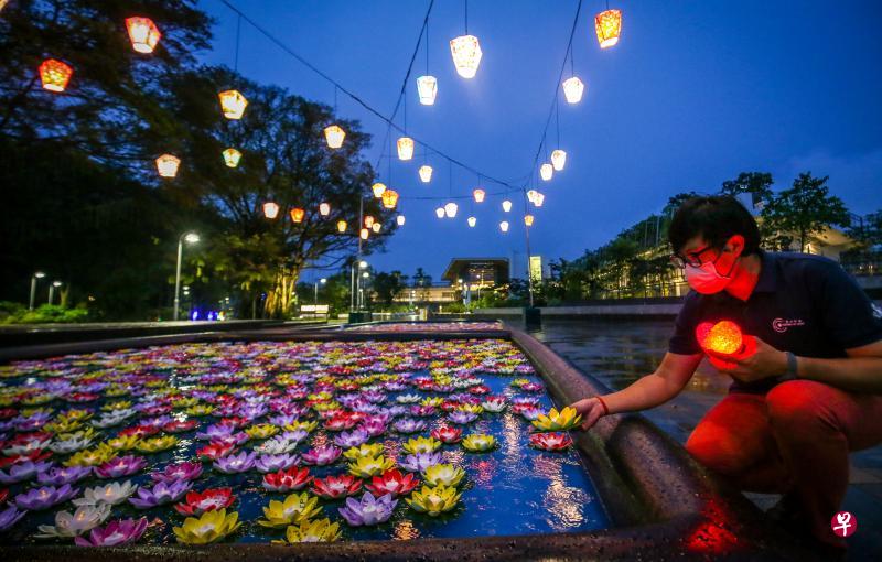 公众可捐赠10元挂天灯或飘水灯,为来年祈福的同时,也向有需要的国人伸出援手。(叶振忠摄) 公众可捐赠10元挂天灯或飘水灯,为来年祈福的同时,也向有需要的国人伸出援手。(叶振忠摄)