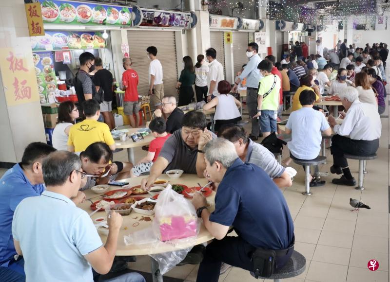 六名自幼相识的老同学,赶在堂食规定放宽首日相聚后港1道的熟食中心,还买蛋糕为同学庆祝生日。(陈来福摄) 六名自幼相识的老同学,赶在堂食规定放宽首日相聚后港1道的熟食中心,还买蛋糕为同学庆祝生日。(陈来福摄)