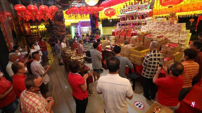 今天是大成巷葱茅园凤山宫答谢天公庇佑拜祭活动的正日,庙宇昨晚在病毒阻断措施解封第三阶段首日举行仪式。尽管已获准让最多250人入场,但庙宇仍将人数维持在100人至150人。(邝启聪摄) 今天是大成巷葱茅园凤山宫答谢天公庇佑拜祭活动的正日,庙宇昨晚在病毒阻断措施解封第三阶段首日举行仪式。尽管已获准让最多250人入场,但庙宇仍将人数维持在100人至150人。(邝启聪摄)