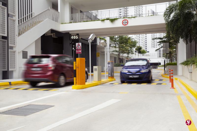 新一代智能停车场不设收费闸门,而是借助摄像头识别车牌号码,并自动通过车主的手机应用,记录进出停车场的时间和收取相应的停车费。(建屋发展局提供) 新一代智能停车场不设收费闸门,而是借助摄像头识别车牌号码,并自动通过车主的手机应用,记录进出停车场的时间和收取相应的停车费。(建屋发展局提供)