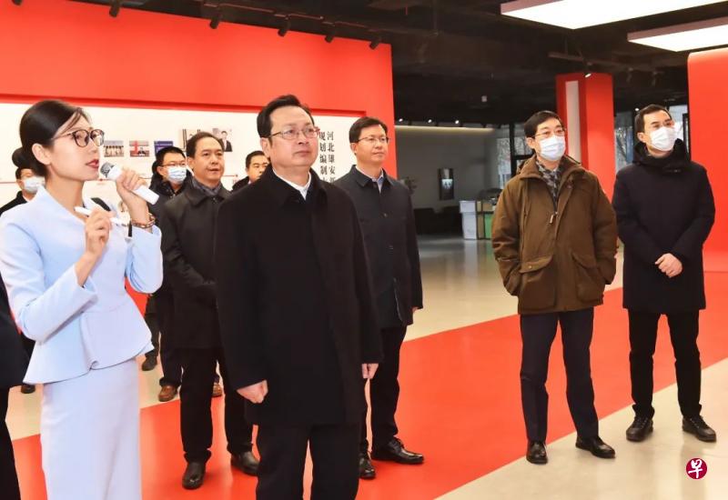张国华(前排左二)29日在雄安新区规划展示中心,仔细听取新区各项规划、政策体系及项目建设情况介绍。 (雄安发布微信公众号) 张国华(前排左二)29日在雄安新区规划展示中心,仔细听取新区各项规划、政策体系及项目建设情况介绍。 (雄安发布微信公众号)