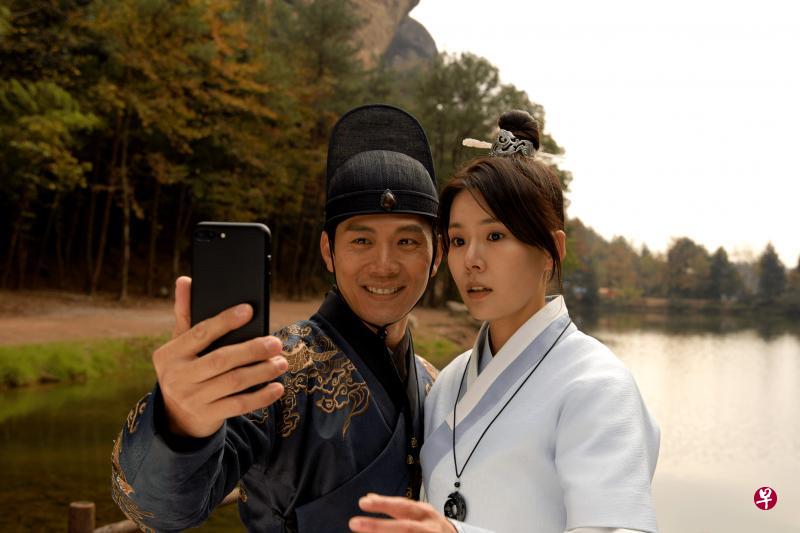 新传媒重头剧《我的女侠罗明依》由戚玉武(左)和黄思恬挑大梁,观众反应褒贬参半。(互联网) 新传媒重头剧《我的女侠罗明依》由戚玉武(左)和黄思恬挑大梁,观众反应褒贬参半。(互联网)