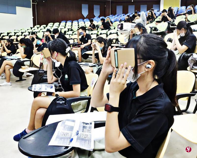 淡马锡初级学院一向借助科技提升学生学习成效。地理教师利用虚拟实境技术,让因疫情无法外出考察的学生犹如“身临其境”,继续探索学习。(淡马锡初院提供) 淡马锡初级学院一向借助科技提升学生学习成效。地理教师利用虚拟实境技术,让因疫情无法外出考察的学生犹如“身临其境”,继续探索学习。(淡马锡初院提供)