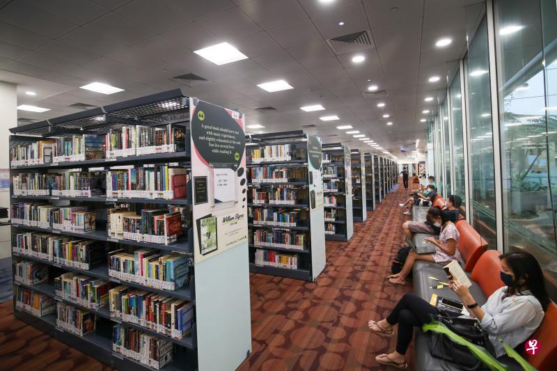 下周一起,访客平日到访国家图书馆大楼时可逗留更长时间,也无须上网预订到访时间。(蔡家增摄) 下周一起,访客平日到访国家图书馆大楼时可逗留更长时间,也无须上网预订到访时间。(蔡家增摄)