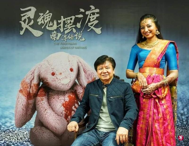 《灵魂摆渡·南洋传说》总改编制片人杨锡彬与剧中印度美女。 《灵魂摆渡·南洋传说》总改编制片人杨锡彬与剧中印度美女。