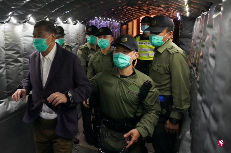 黎智英(左)在香港惩教署职员的押送下,离开终审法院。(路透社) 黎智英(左)在香港惩教署职员的押送下,离开终审法院。(路透社)