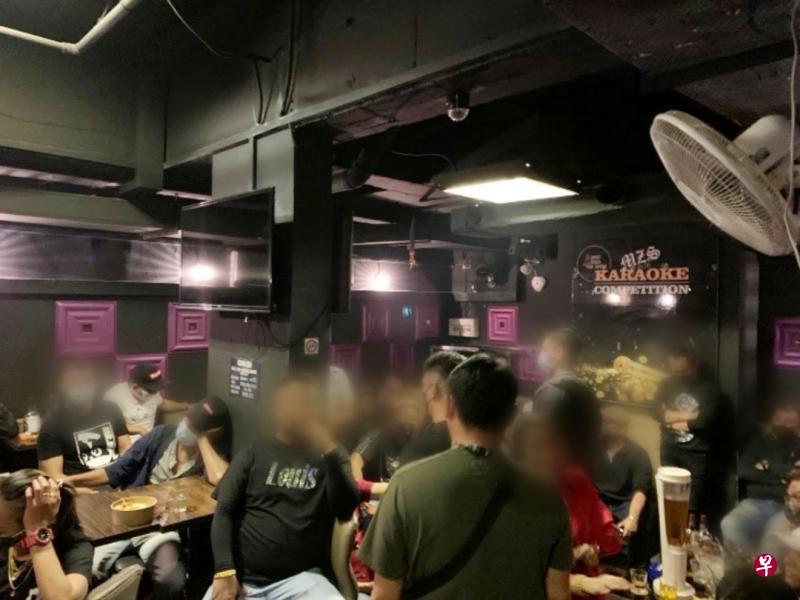 执法人员平安夜检查MZS家庭卡拉OK,发现场内黑压压坐满了人,桌上还有啤酒。(新加坡旅游局提供) 执法人员平安夜检查MZS家庭卡拉OK,发现场内黑压压坐满了人,桌上还有啤酒。(新加坡旅游局提供)