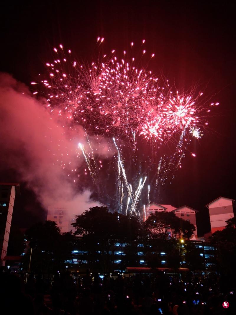烟花爆开的瞬间点亮油池一带的漆黑夜晚,约500多名公众在油池坊附近的空场地赏烟花,不时发出惊叹声。(王嬿婷摄) 烟花爆开的瞬间点亮油池一带的漆黑夜晚,约500多名公众在油池坊附近的空场地赏烟花,不时发出惊叹声。(王嬿婷摄)