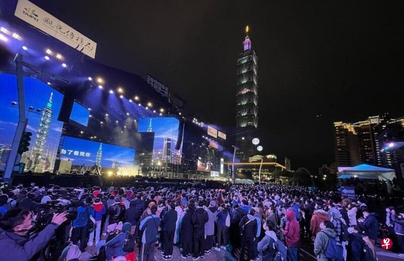 台北市跨年晚会因疫情有升温趋势,管制人数从8万人下修至4万人;统计至晚间7时,进场人数约4400人。(网络) 台北市跨年晚会因疫情有升温趋势,管制人数从8万人下修至4万人;统计至晚间7时,进场人数约4400人。(网络)
