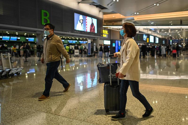 一名从英国返华的女子12月14日在上海接受冠病检测,被确诊感染变种的冠病病毒,为中国首例。图为11月27日在上海机场的旅客。(法新社档案照) 一名从英国返华的女子12月14日在上海接受冠病检测,被确诊感染变种的冠病病毒,为中国首例。图为11月27日在上海机场的旅客。(法新社档案照)