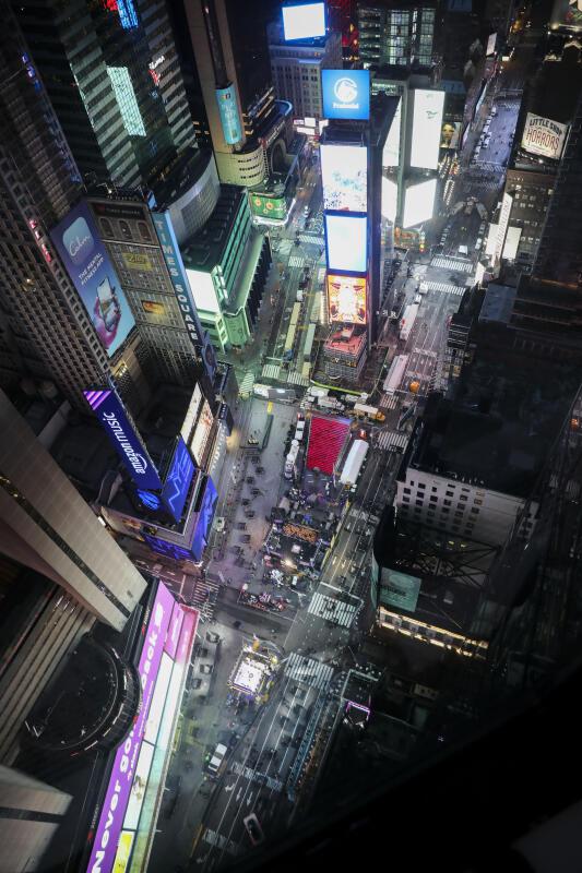 受疫情影响,2021年纽约时报广场跨年庆祝活动不对普通观众开放,只通过电视和线上转播,以避免人群聚集。(新华社) 受疫情影响,2021年纽约时报广场跨年庆祝活动不对普通观众开放,只通过电视和线上转播,以避免人群聚集。(新华社)