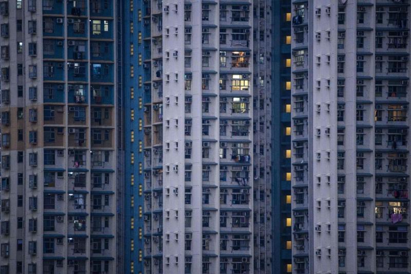 展望2021年,香地楼市好坏因素并存:移民潮涌现或对楼价构成压力;但低息环境及市场流动性充裕,加上港股走势被看好,都将为楼价带来支持。(法新社) 展望2021年,香地楼市好坏因素并存:移民潮涌现或对楼价构成压力;但低息环境及市场流动性充裕,加上港股走势被看好,都将为楼价带来支持。(法新社)