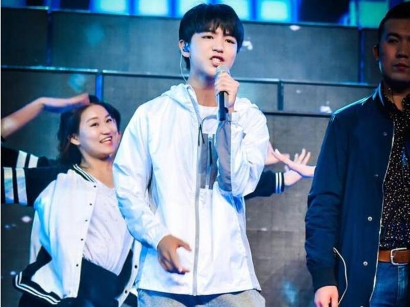 王俊凯(中)最近透露体重仅剩48.2公斤。(互联网) 王俊凯(中)最近透露体重仅剩48.2公斤。(互联网)