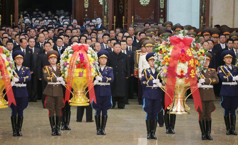 虽然朝鲜的防疫级别已升至“超特级”,但从朝中社报道的图片中可见,金正恩等活动参加人员均未戴口罩。(法新社) 虽然朝鲜的防疫级别已升至“超特级”,但从朝中社报道的图片中可见,金正恩等活动参加人员均未戴口罩。(法新社)