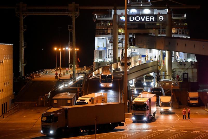 在英国东南部的多佛港,第一辆货运卡车在周五零时英国脱离欧盟时限过后通关,当天通过渡轮到达法国的加莱港。多佛和加莱港是英国和法国之间的主要贸易通道,据知脱欧时限过后,两地的通关没有出现瓶颈问题。(路透社) 在英国东南部的多佛港,第一辆货运卡车在周五零时英国脱离欧盟时限过后通关,当天通过渡轮到达法国的加莱港。多佛和加莱港是英国和法国之间的主要贸易通道,据知脱欧时限过后,两地的通关没有出现瓶颈问题。(路透社)