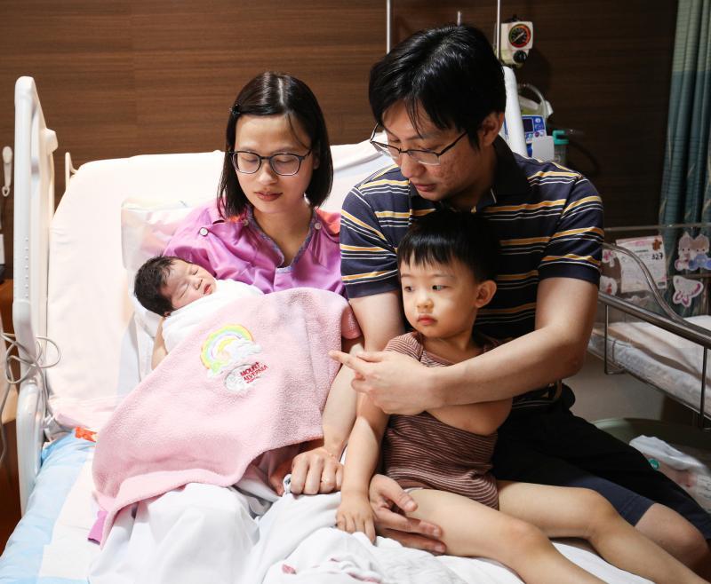 陈志洪和游惠岚的小女儿在2021年的零时零分零秒出生,是今年的元旦宝宝之一。(李健玮摄) 陈志洪和游惠岚的小女儿在2021年的零时零分零秒出生,是今年的元旦宝宝之一。(李健玮摄)