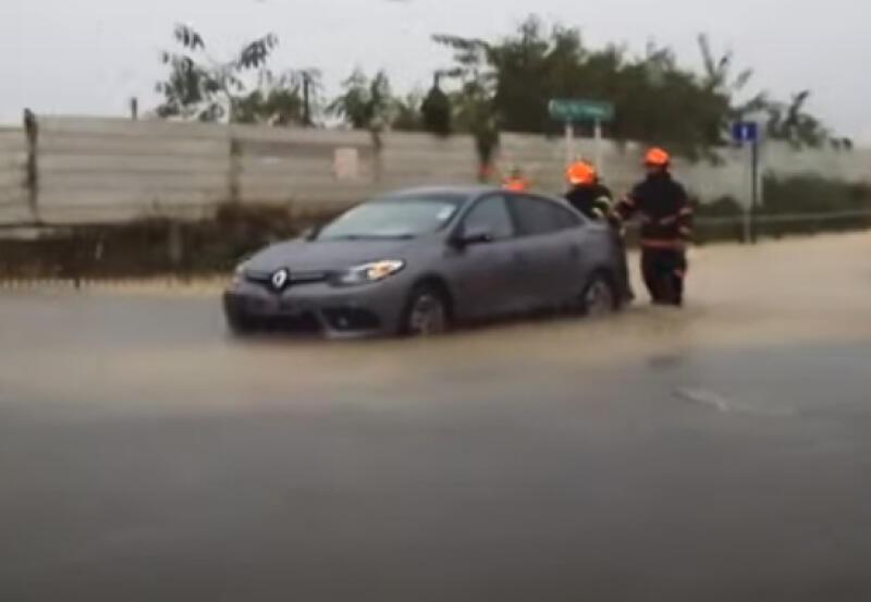 民防人员帮忙推车解救。(取自So Solomon) 民防人员帮忙推车解救。(取自So Solomon)