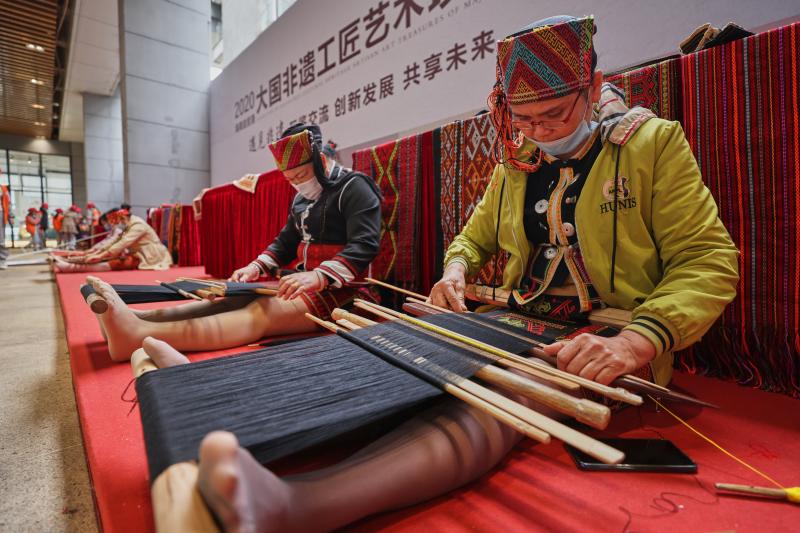 图为12月30日,手工艺人在2020海南自贸港大国非遗工匠艺术珍品展上制作黎锦。(新华社) 图为12月30日,手工艺人在2020海南自贸港大国非遗工匠艺术珍品展上制作黎锦。(新华社)