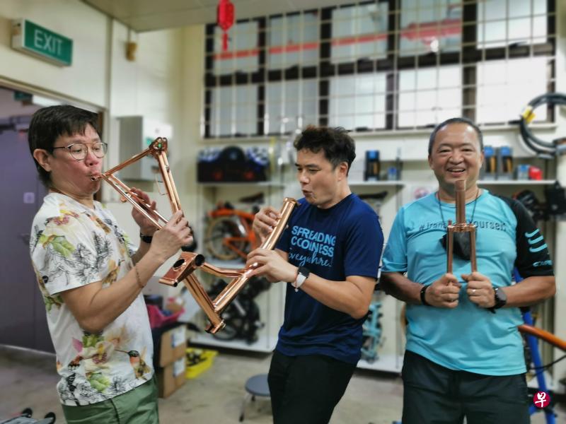 疫情期间,本地掀起骑脚踏车热潮,骑车族中不乏本地与外籍专业人士。他们在骑行中发掘岛国的多面性;也透过骑车结交新朋友,形成骑车社交新风尚。无论独行,或呼朋唤友,大家都乐在“骑”中。且看李偲菘(左起)、江万櫂和姚国顺如何骑车骑出社交网。 疫情期间,本地掀起骑脚踏车热潮,骑车族中不乏本地与外籍专业人士。他们在骑行中发掘岛国的多面性;也透过骑车结交新朋友,形成骑车社交新风尚。无论独行,或呼朋唤友,大家都乐在“骑”中。且看李偲菘(左起)、江万櫂和姚国顺如何骑车骑出社交网。