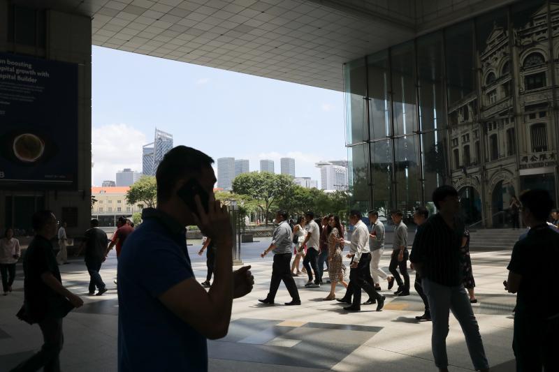 作者认为,当我们习惯将目光投向最高和最低处时,如果忽视了中间群体的困境,任由其迷失滑落,橄榄型社会就可能变成图钉型,中产的悲歌最终也将成为社会的隐患。(海峡时报档案照片) 作者认为,当我们习惯将目光投向最高和最低处时,如果忽视了中间群体的困境,任由其迷失滑落,橄榄型社会就可能变成图钉型,中产的悲歌最终也将成为社会的隐患。(海峡时报档案照片)