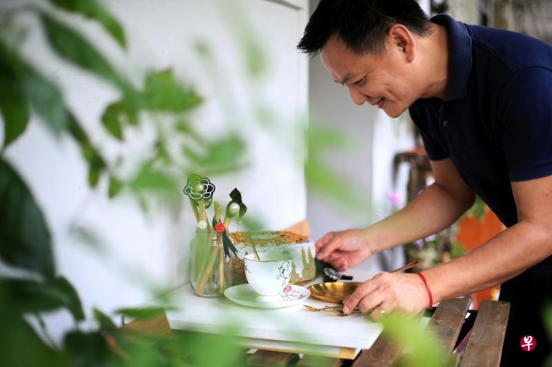陈清山去年4月发起“喝茶·喝彩”主题茶会,至今已完成四季共45期。(龙国雄摄) 陈清山去年4月发起“喝茶·喝彩”主题茶会,至今已完成四季共45期。(龙国雄摄)