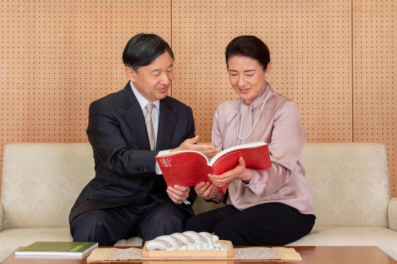 一名29岁男子涉嫌闯入日本德仁天皇(左)的东京人住所后被捕。(法新社) 一名29岁男子涉嫌闯入日本德仁天皇(左)的东京人住所后被捕。(法新社)