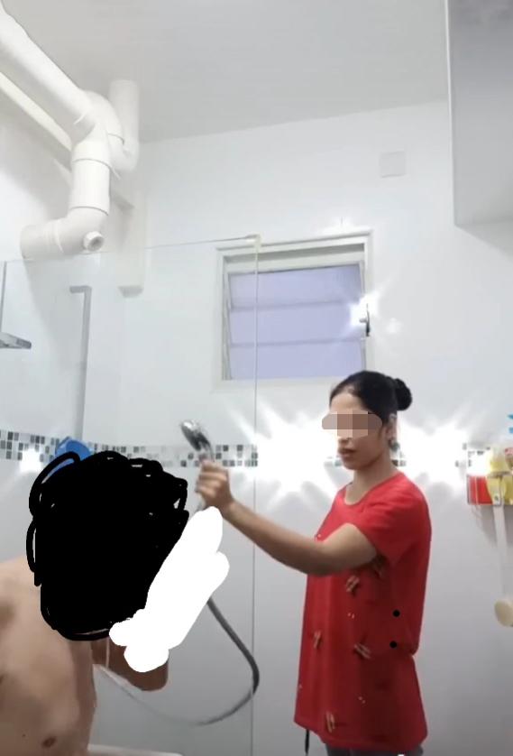 女佣将阿公洗澡的过程放上网,结果被网民留言围剿。(取自面簿) 女佣将阿公洗澡的过程放上网,结果被网民留言围剿。(取自面簿)