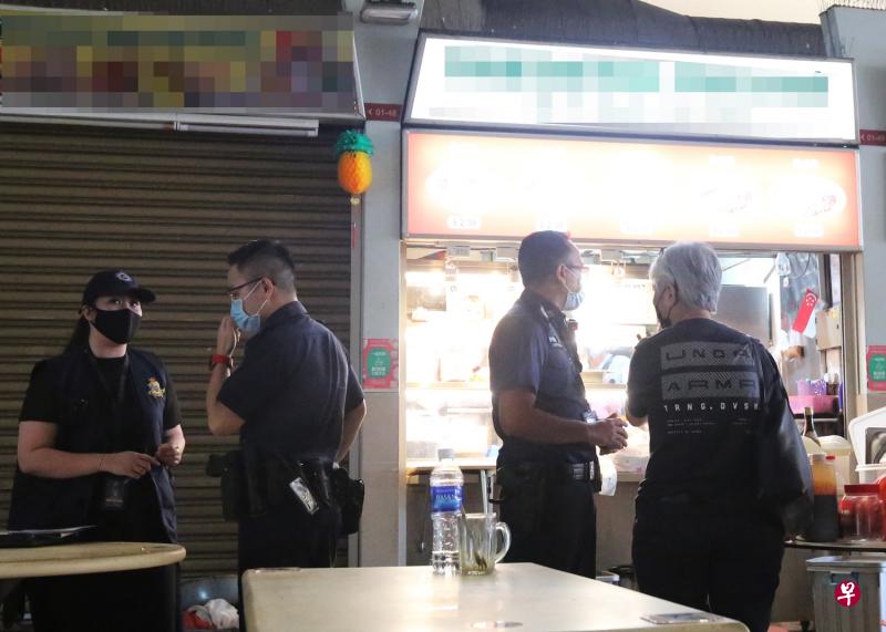 经营经济米粉和椰浆饭摊的黄姓姐弟请讨债公司讨回多付的租金,讨债公司女职员与女摊主(右)对峙,惊动警方到场。(庄耿闻摄) 经营经济米粉和椰浆饭摊的黄姓姐弟请讨债公司讨回多付的租金,讨债公司女职员与女摊主(右)对峙,惊动警方到场。(庄耿闻摄)