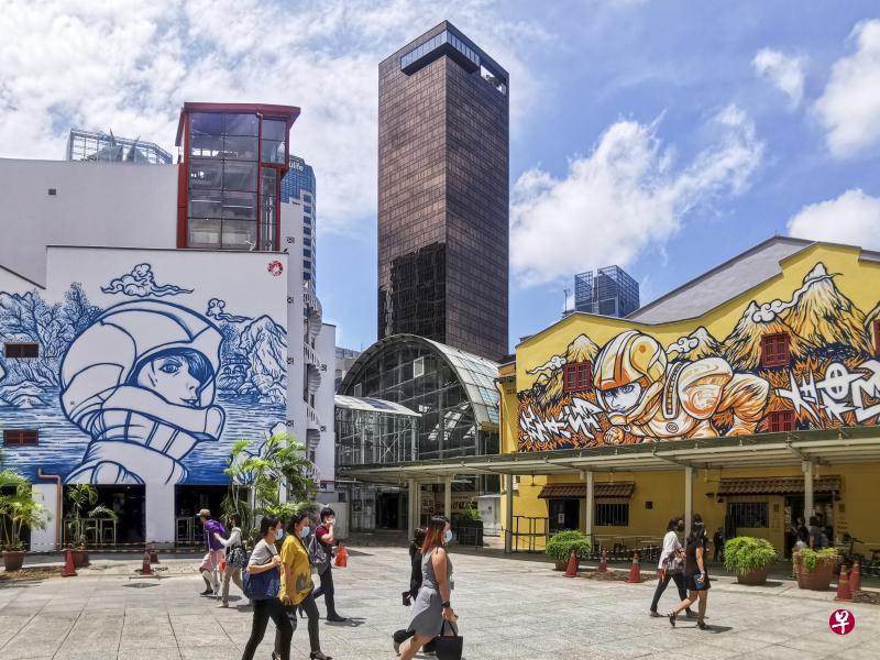 罗杰瀚在远东广场的《星际梦想》惊艳来往行人。(远东机构提供) 罗杰瀚在远东广场的《星际梦想》惊艳来往行人。(远东机构提供)