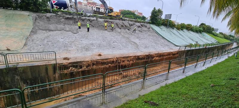 上周六在淡滨尼快速公路旁出现泥石流的斜坡，当局已用水泥巩固。（取自白沙—榜鹅集选区议员沙礼尔面簿）