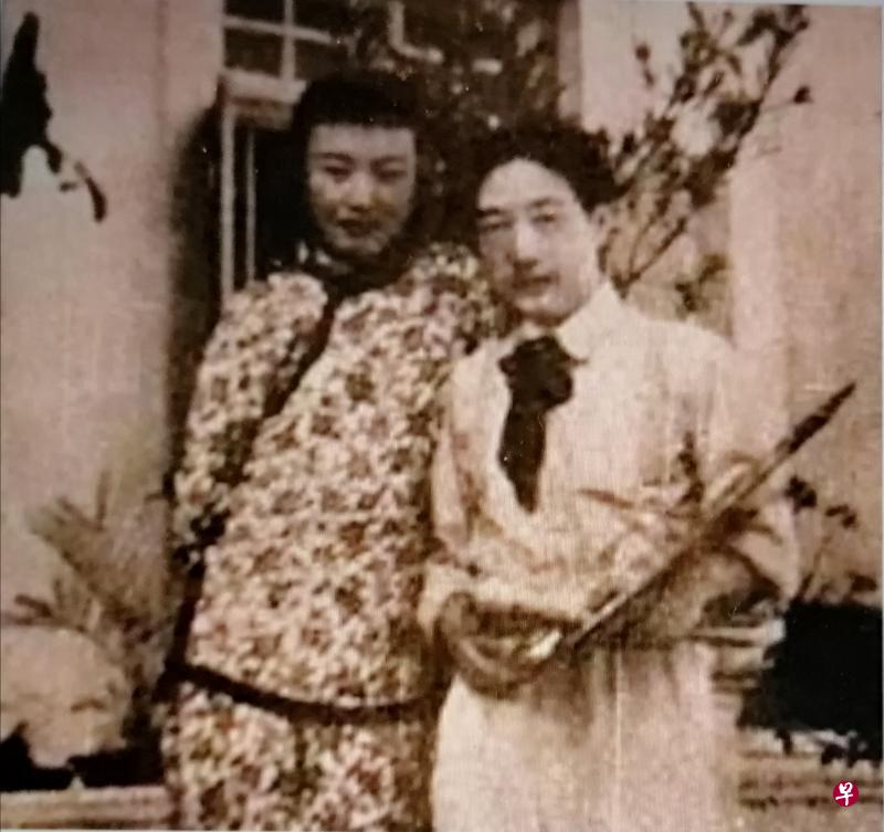 徐悲鸿和王莹在芽笼江夏堂大门旁合影,王莹身穿戏剧服装,作为画家作画写实的对象。(作者提供照片) 徐悲鸿和王莹在芽笼江夏堂大门旁合影,王莹身穿戏剧服装,作为画家作画写实的对象。(作者提供照片)