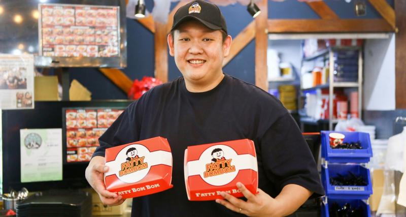 年轻头家陈明山,三年前到大巴窑开西餐档口做生意,如今全岛有23个摊位。 年轻头家陈明山,三年前到大巴窑开西餐档口做生意,如今全岛有23个摊位。