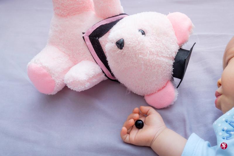 幼儿玩具松脱的小物件,可能不小心被孩子吞下噎着而窒息。(iStock图片) 幼儿玩具松脱的小物件,可能不小心被孩子吞下噎着而窒息。(iStock图片)