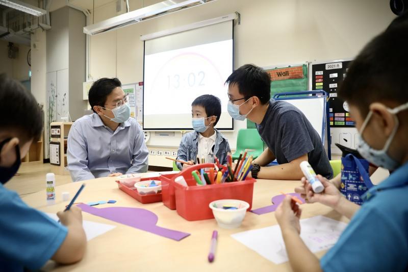 教育部长兼财政部第二部长黄循财(左)昨天到位于河道小学的教育部幼儿园参观,并与陪伴新生的家长交谈。(严宣融摄) 教育部长兼财政部第二部长黄循财(左)昨天到位于河道小学的教育部幼儿园参观,并与陪伴新生的家长交谈。(严宣融摄)