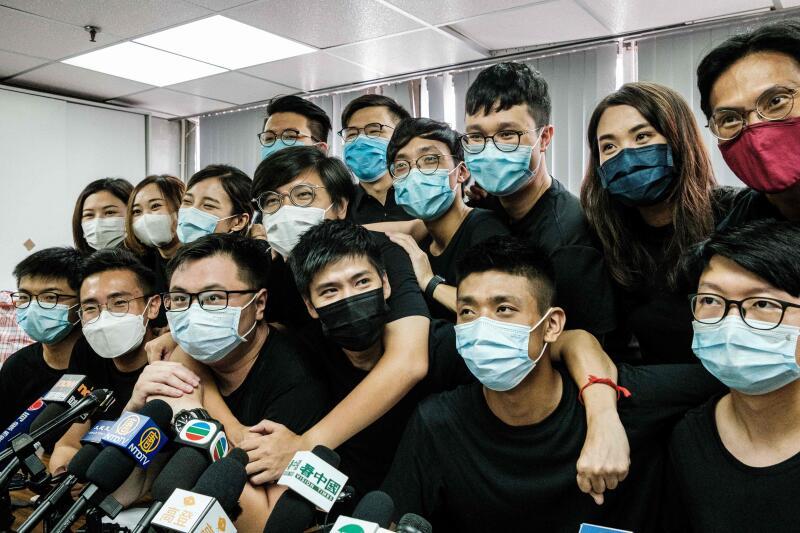 香港泛民主派立法会初选结果于去年7月15日揭晓后,胜出的泛民人士即召开记者会。(法新社) 香港泛民主派立法会初选结果于去年7月15日揭晓后,胜出的泛民人士即召开记者会。(法新社)