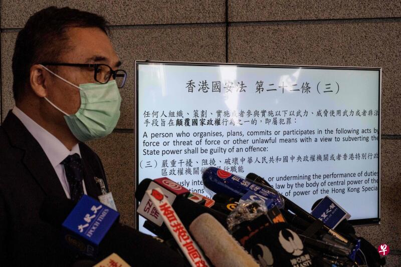 香港警方国家安全处高级警司李桂华今天在警察总部大楼外举行的新闻发布会上讲话。(法新社) 香港警方国家安全处高级警司李桂华今天在警察总部大楼外举行的新闻发布会上讲话。(法新社)