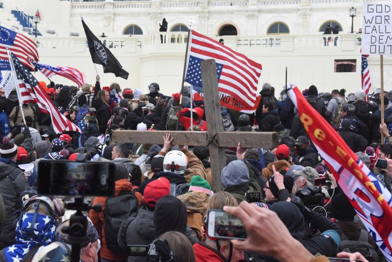 支持美国总统特朗普的暴力示威者周三(6日)冲入国会大厦,破坏了议会对候任总统拜登胜利的认证。特朗普在事件发生数小时后告诉示威者离开现场,拜登指责示威者在“煽动叛乱的边界”。(路透社) 支持美国总统特朗普的暴力示威者周三(6日)冲入国会大厦,破坏了议会对候任总统拜登胜利的认证。特朗普在事件发生数小时后告诉示威者离开现场,拜登指责示威者在“煽动叛乱的边界”。(路透社)