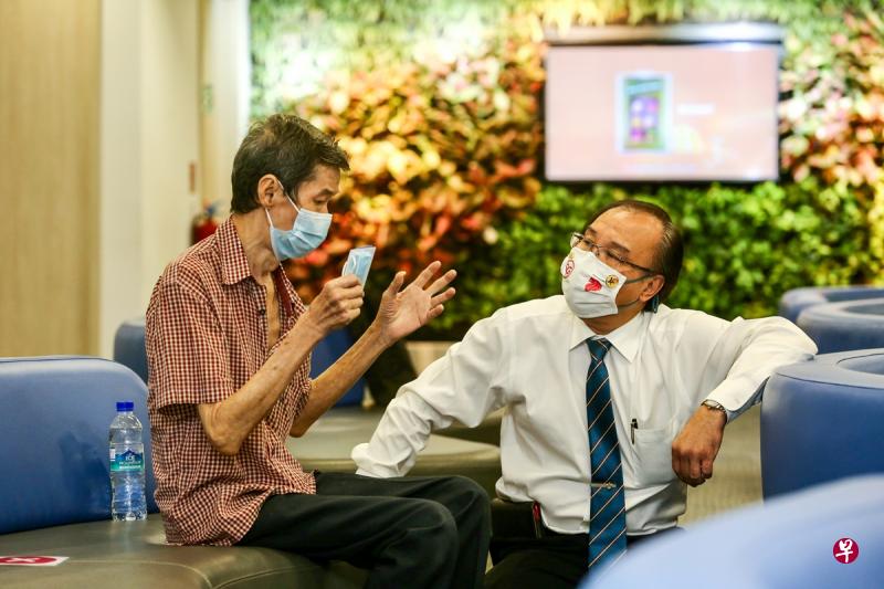 刘荣贵(左)患有肺癌,无法工作,仅靠微薄的公积金入息和政府救济金过活。与他素昧平生的商人李振明(右)在武吉知马区公益活动上,为他填补600元退休存款,让他每个月有多点入息应付开销。(陈斌勤摄) 刘荣贵(左)患有肺癌,无法工作,仅靠微薄的公积金入息和政府救济金过活。与他素昧平生的商人李振明(右)在武吉知马区公益活动上,为他填补600元退休存款,让他每个月有多点入息应付开销。(陈斌勤摄)