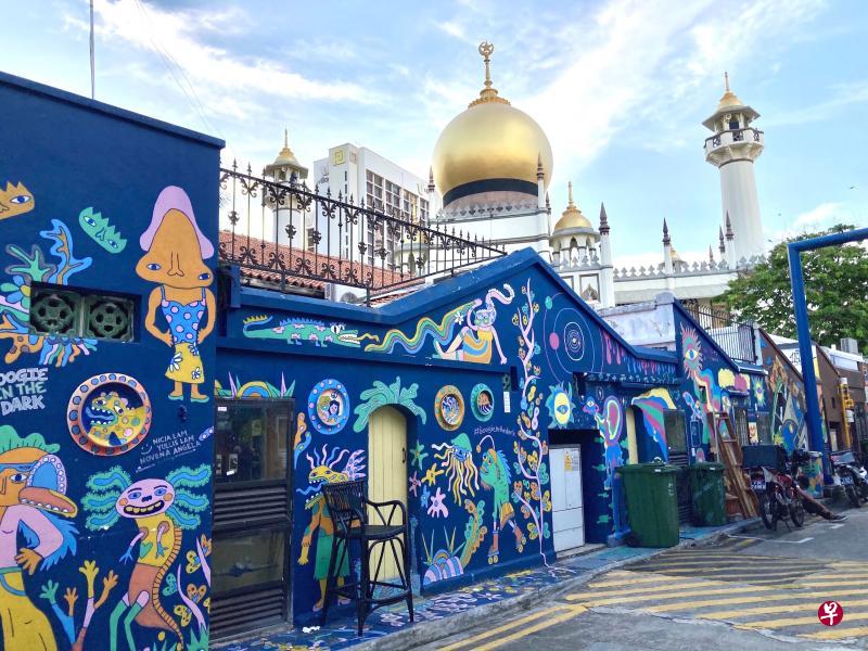 甘榜格南后巷画廊的壁画异常亮眼,斑斓色彩为后巷增添朝气。 甘榜格南后巷画廊的壁画异常亮眼,斑斓色彩为后巷增添朝气。