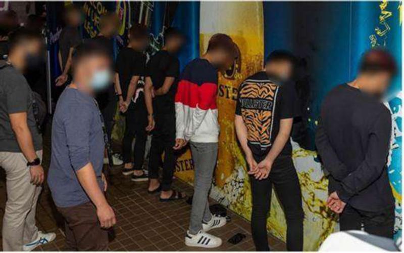 警方突击检查集会热点,包括饮食场所及商场,两周执法行动逮捕了151名涉私会党活动男子。(警方提供) 警方突击检查集会热点,包括饮食场所及商场,两周执法行动逮捕了151名涉私会党活动男子。(警方提供)