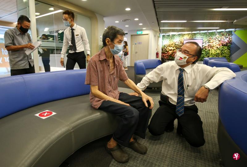 刘荣贵(左)患有肺癌,无法工作,仅靠微薄的公积金入息和政府救济金过活。与他素昧平生的商人李振明(右)在武吉知马区公益活动上,为他填补600元退休存款,让他每个月有多点入息应付开销。(陈斌勤摄) 刘荣贵(左)患有肺癌,无法工作,仅靠微薄的公积金入息和政府救济金过活。与他素昧平生的商人李振明(右)在武吉知马区公益活动上,为他填补600元退休存款,让他每个月有多点入息应付开销。(陈斌勤摄)