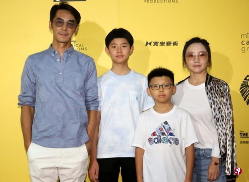 李李仁（左一）和陶晶莹（右一）育有一儿一女，其中女儿豆豆（左二）特别爱打篮球。（互联网）