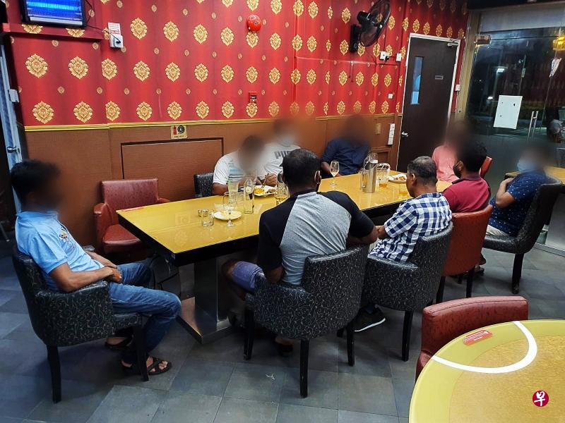目前公众外出用餐最多八人一组,Meltz Resto-Bar却允许超过八人坐在同一桌(左图)。另外,Club V5 Tycoon在晚上11时15分允许食客继续饮酒。从照片中可看到桌上仍有多罐啤酒和酒杯。(旅游局提供) 目前公众外出用餐最多八人一组,Meltz Resto-Bar却允许超过八人坐在同一桌(左图)。另外,Club V5 Tycoon在晚上11时15分允许食客继续饮酒。从照片中可看到桌上仍有多罐啤酒和酒杯。(旅游局提供)