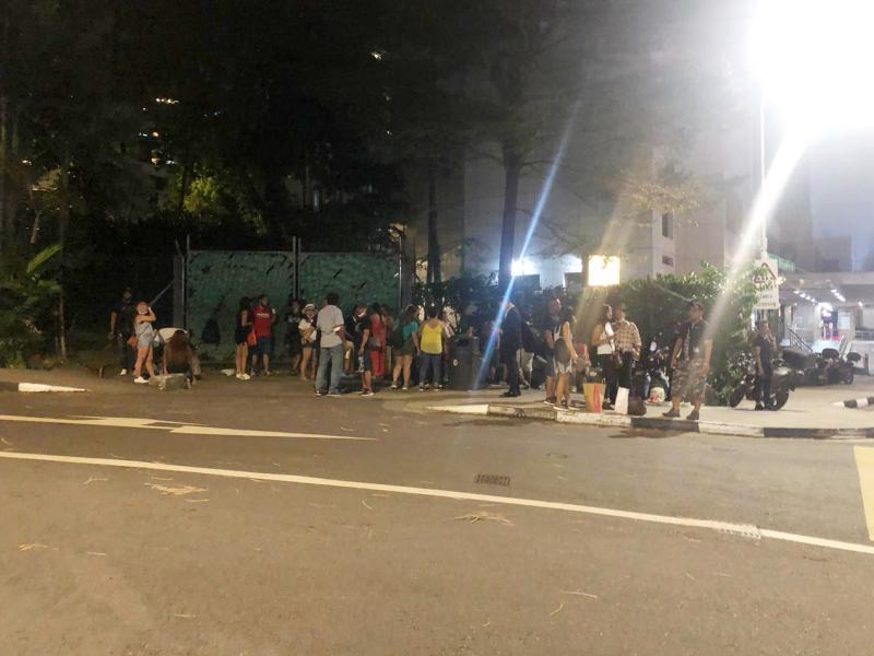 20多名外籍人士被指在幸运商业中心后面聚集,有人抽烟喝酒,有人播放音乐,周末假日“开派对”至凌晨,干扰附近公寓住户夜不能眠。(受访者提供) 20多名外籍人士被指在幸运商业中心后面聚集,有人抽烟喝酒,有人播放音乐,周末假日“开派对”至凌晨,干扰附近公寓住户夜不能眠。(受访者提供)