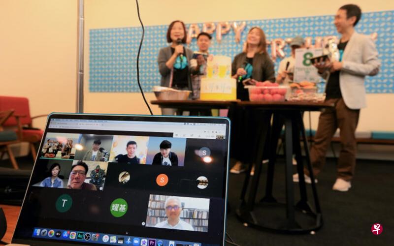 疫情下DJ们双现场庆生,傍晚班DJ国贤、丽仪、制作人思远及玮玮通过连线线上“合体”庆祝。(龙国雄摄) 疫情下DJ们双现场庆生,傍晚班DJ国贤、丽仪、制作人思远及玮玮通过连线线上“合体”庆祝。(龙国雄摄)