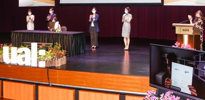 在南艺董事会主席刘心玲(后排左起)、副总理王瑞杰、教育部兼人力部政务部长颜晓芳,以及律政部常任秘书兼教育部第二常任秘书赖慧玲的见证下,南艺院长苏惠兰(前排)与伦敦艺术大学副校长柯尔教授通过网络视讯签署协议。(陈斌勤摄) 在南艺董事会主席刘心玲(后排左起)、副总理王瑞杰、教育部兼人力部政务部长颜晓芳,以及律政部常任秘书兼教育部第二常任秘书赖慧玲的见证下,南艺院长苏惠兰(前排)与伦敦艺术大学副校长柯尔教授通过网络视讯签署协议。(陈斌勤摄)