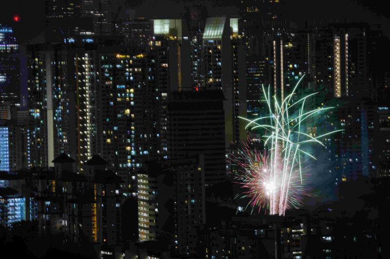 2020跨入2021年的那一秒钟,赫然听到窗外传来Happy New Year的欢呼声。 2020跨入2021年的那一秒钟,赫然听到窗外传来Happy New Year的欢呼声。